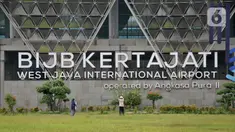Pengunjung berfoto di area keberangkatan Bandara Internasional Jawa Barat (BIJB) Kertajati, Kabupaten Majalengka, Jawa Barat (30/1/2022). Seperti diketahui, Bandara Kertajati belum melayani perjalanan penumpang dan hanya dioperasikan sebagai terminal kargo pada Selasa-Jumat.  (merdeka.com/Iqbal S. N