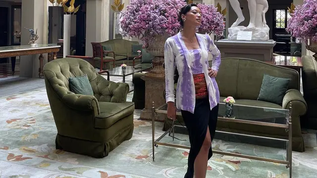 6 Pesona Eksotis dan Misterius Asmara Abigail dalam Balutan Kebaya