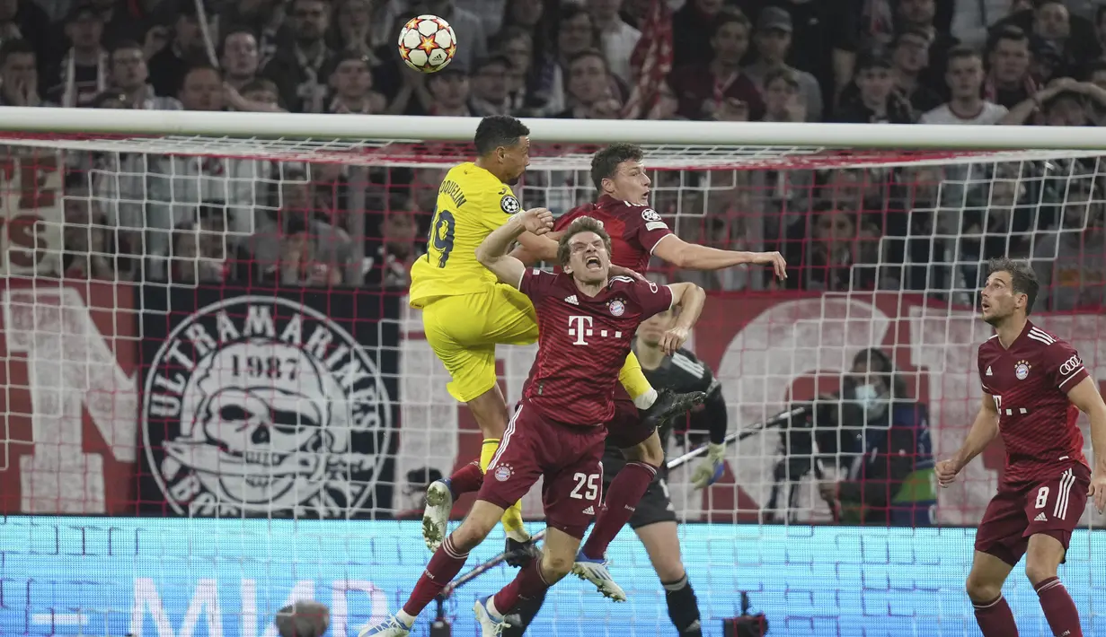 Aksi jual beli serangan saling diperagakan oleh kedua tim sejak awal laga. Bayern Munchen sebagai tuan rumah justru mendapat perlawanan sengit dari sang tamu. (AP/Matthias Schrader)