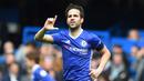 Gelandang Chelsea, Cesc Fabregas, melakukan selebrasi usai mencetak gol ke gawang Crystal Palace pada laga Premier League di Stadion Stamford Bridge (1/4/2017). Sebelum kembali ke Barcelona, Fabregas bermain untuk Arsenal. (EPA/Facundo Arrizabalaga)