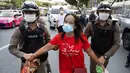 Polisi mengeluarkan pengunjuk rasa dari Monumen Demokrasi saat berbaris untuk menyerahkan surat kepada para pemimpin di tempat KTT APEC, Bangkok, Thailand, Jumat (18/11/2022). KTT APEC yang berlangsung pada tanggal 18-19 November 2022 diwarnai aksi unjuk rasa. (AP Photo/Wason Wanichakorn)
