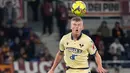 Pemain Verona Josh Doig (atas) berebut bola dengan pemain AS Roma Rick Karsdorp pada pertandingan sepak bola Liga Italia di Stadion Olimpiade Roma, Italia, 19 Februari 2023. AS Roma mengalahkan Verona dengan skor 1-0. (AP Photo/Andrew Medichini)