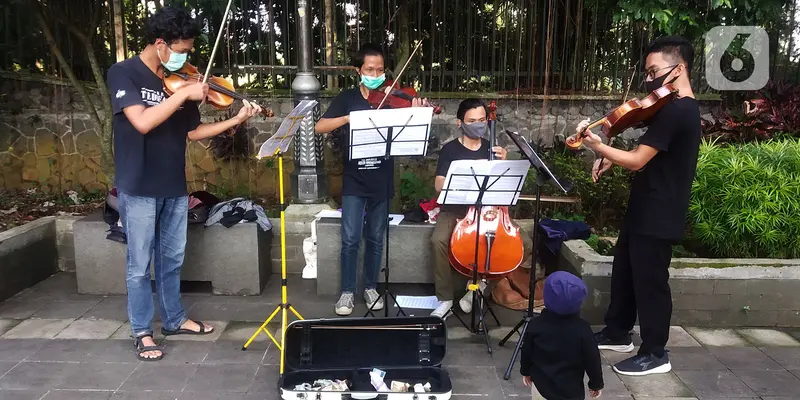 FOTO: Ngamen Musik Klasik di Pedestrian Kebun Raya Bogor