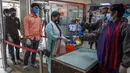 Pegawai menyemprotkan cairan pembersih tangan kepada seorang wanita di sebuah pasar di Dhaka, Bangladesh, Senin (11/5/2020). Jalan-jalan utama Dhaka kembali ramai sehari setelah toko-toko dan pasar kembali dibuka secara terbatas mengikuti aturan pemerintah. (Xinhua/Stringer)