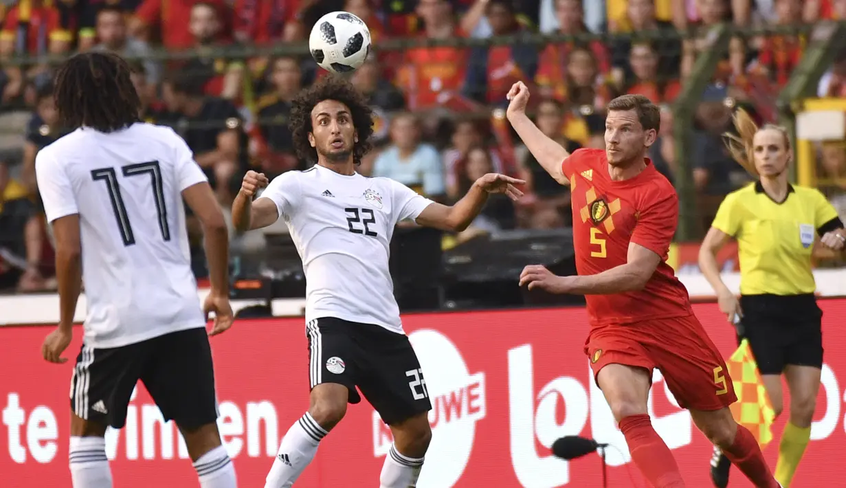 Pemain Mesir, Amir Warda (tengah) mencoba mengecoh pemain Belgia, Jan Vertonghen pada laga uji coba di King Baudouin stadium, Brussels, (6/6/2018) waktu setempat. Belgia menang 3-0.(AP/Geert Vanden Wijngaert)