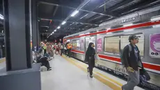 3 KRL Rangkasbitung Direkayasa karena Kerumunan Massa di Jalur Rel