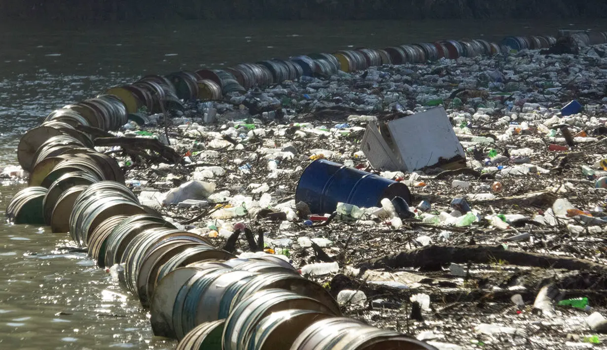 Sampah menyumbat Sungai Drina dekat Kota Visegrad, Bosnia, Selasa (5/1/2021). Anak Sungai Drina di Montenegro, Serbia, dan Bosnia membawa lebih banyak limbah setelah sungai tersebut meluap. (AP Photo/Eldar Emric)