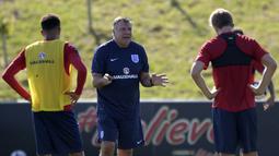 Big Sam tengah memberikan instruksi kepada para pemain pada sesi latihan timnas Inggris di St George's Park dekat Burton-Upon-Trent, (3/9/2016). (AFP/Anthony Devlin) 