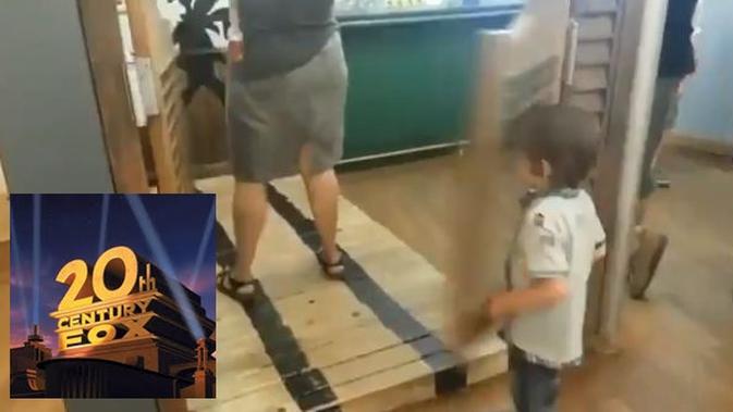 Kocak Video Anak Kecil Terbentur Pintu Ini Diedit Pakai Backsound 20th Century Fox Citizen6 Liputan6 Com