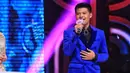 Meski sempat tersisih dari persaingan D'Academy 4, kontestan asal Bandung, Teguh berhasil menunjukkan kemampuan terbaiknya saat tampil menuju top 4. (Adrian Putra/Bintang.com)