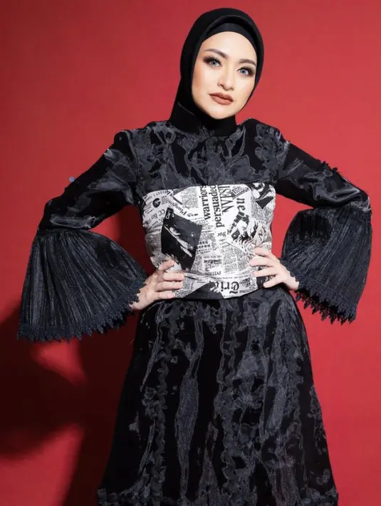 Ia juga tampil dengan kerudung segi empat warna hitam dengan makeup glamnya. Memoles lipstik coklat di bibirnya.  @nathalieholscher