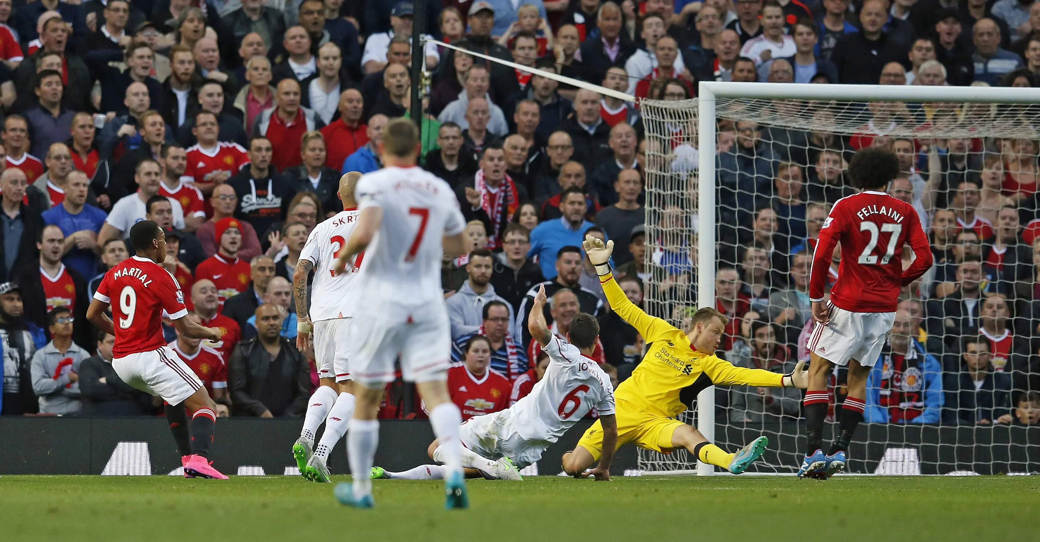 Anthony Martial mencetak gol ketiga MU ke gawang Liverpool. (Reuters/Phil Noble)