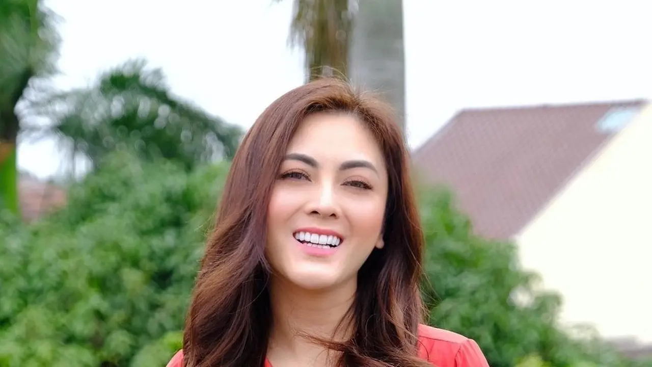 Dhena Devanka, istri Jonathan Frizzy (https://www.instagram.com/p/CKTKBurh-OK/)
