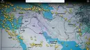 Foto, yang diambil di Paris pada 1 Maret 2026, menunjukkan halaman di situs web Flightradar 24 yang memperlihatkan penerbangan sipil menghindari wilayah udara Iran dan Irak. Serangan udara Amerika Serikat dan Israel ke wilayah Iran telah melumpuhkan lalu lintas udara global. (Anna KURTH/AFP)