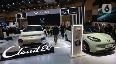 Suasana booth Wuling saat memamerkan produk terbarunya dalam ajang Gaikindo Indonesia International Auto Show (GIIAS) 2024 di ICE BSD, Kabupaten Tangerang, Rabu (17/7/2024). (Liputan6.com/Angga Yuniar)