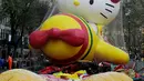 Balon Hello Kitty saat memeriahkan parade Hari Thanksgiving di Manhattan, New York, AS (23/11). Peringatan 'Thanksgiving' merupakan Hari Pengucapan Syukur di akhir musim panen. (AP Photo / Seth Wenig)