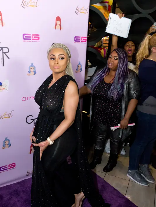 Dengan penuh kebahagian Chyna menemui para tamu undangannya, pasalnya saat itu ia didampingi oleh ayah dari calon anaknya itu, Rob Kardashian. Kabarnya, Rob ingin membuat Chyna bahagia saat itu. (AFP/Bintang.com)