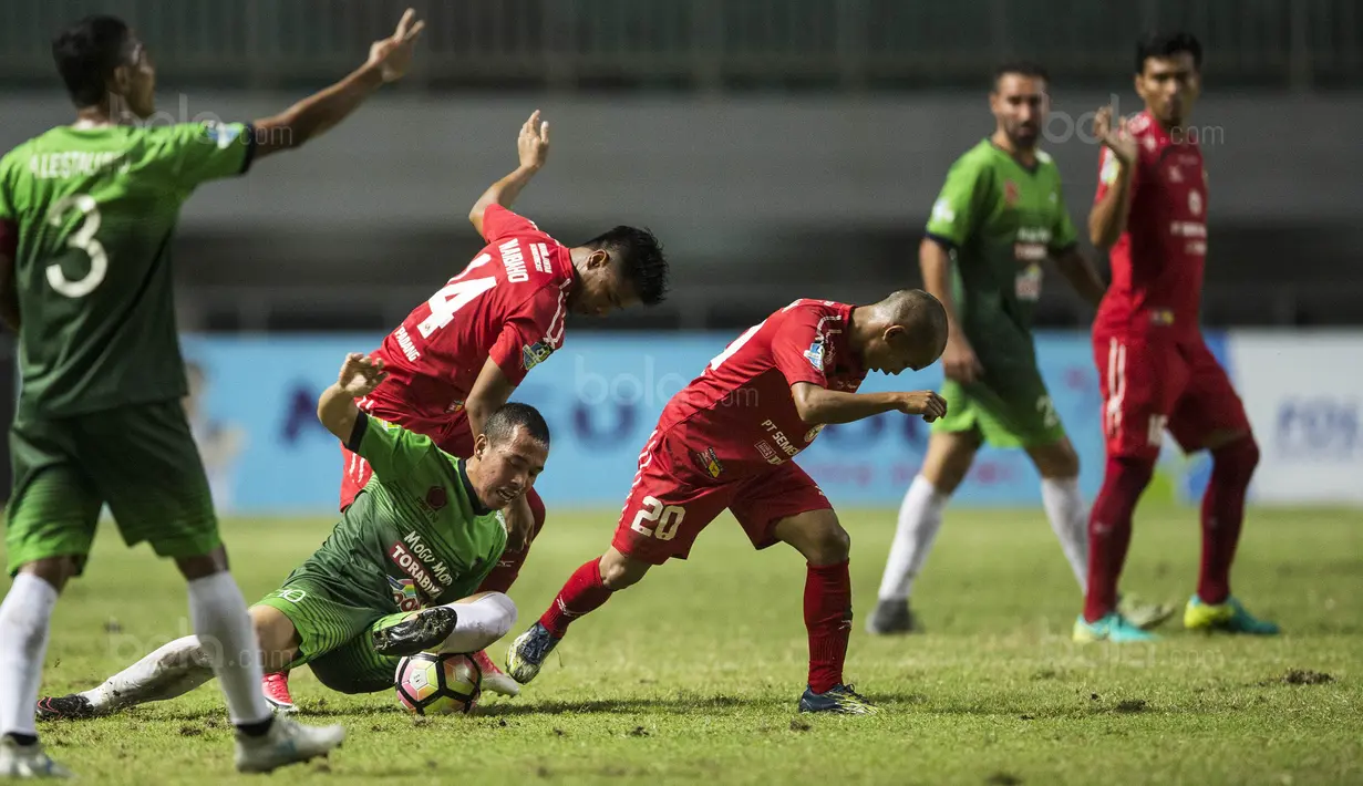 Gelandang PS TNI, Guntur Triaji, terjatuh saat berebut bola dengan gelandang Semen Padang, Riko Simanjuntak, pada laga Liga 1 di Stadion Pakansari, Bogor, Minggu (30/7/2017). PS TNI menang 2-1 atas Semen Padang. (Bola.com/Vitalis Yogi Trisna)
