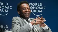 1. Pele - Legenda Brazil yang yakin akan selalu memakai jersey yang sama demi memberikan penampilan terbaik. Suatu saat bomber Santos tersebut tampil tak sesuai harapan dikarenakan menggunakan jersey yang berbeda. (AFP/Benedikt Loebel)