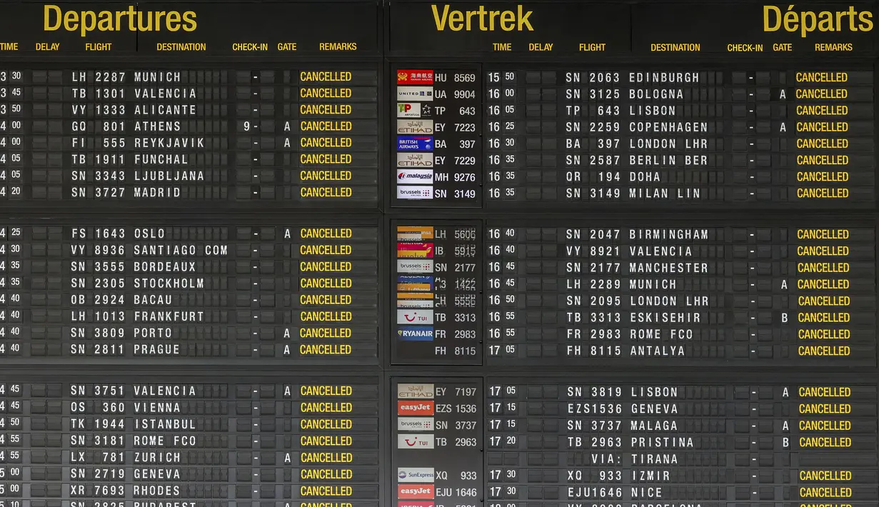 Papan jadwal keberangkatan dengan penerbangan yang dibatalkan di ruang keberangkatan bandara internasional Brussel di Brussel, Belgia, Senin (20/6/2022). Keadaan mungkin akan menjadi lebih buruk juga, dengan pemogokan pilot dan awak kabin yang direncanakan akan dimulai pada hari Kamis mendatang. (AP Photo/Olivier Matthys)