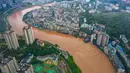 Foto dari udara kondisi banjir di Distrik Qijiang, Kota Chongqing, China barat daya (1/7/2020). Guyuran hujan telah menyebabkan peningkatan debit air ke sungai-sungai di daerah pusat kota, dan beberapa pagar pengaman di sepanjang sungai rusak oleh derasnya arus air. (Xinhua/Chen Xingyu)