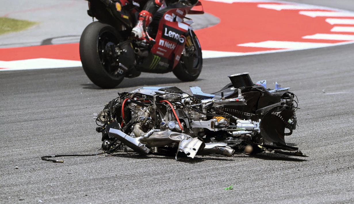Motornya terpental hingga renyek dan kedua rodanya terlepas. Hal tersebut membuat marshall mengibarkan bendera merah. (AFP/Daniel Ballarin)