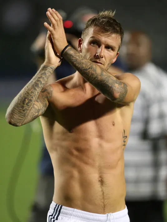 Tepuk tangan paling cool di dunia ya cuma dari David Beckham  (via popsugar.com)