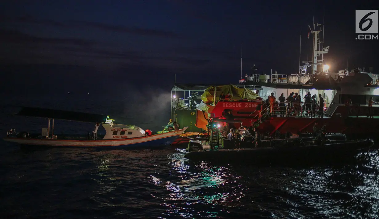 Basarnas dibantu TNI dan Polri mencari puing serta korban pesawat Lion Air JT 610 di perairan Karawang, Jawa Barat, Senin (29/10). Lion Air JT 610 hilang kontak usai lepas landas dari Bandara Soetta saat menuju Pangkalpinang. (Liputan6.com/Faizal Fanani)