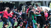 Selebrasi usai kiper Benevento, Alberto Brignoli cetak gol penyeimbang ke gawang AC Milan. Di kandang Benevento, Milan tertahan 2-2. (CARLO HERMANN / AFP)