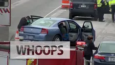 Bocah itu memainkan pistol yang tersembunyi di bawah mobil milik ayahnya.