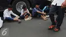 Sejumlah remaja makan siang di pinggir jalan sebelum memulai aksi di Medan Merdeka Timur, Jakarta, Jumat (4/11). Massa melakukan aksi di depan Istana Negara menuntut penegakan hukum kasus dugaan penistaan agama. (Liputan6.com/Faizal Fanani)