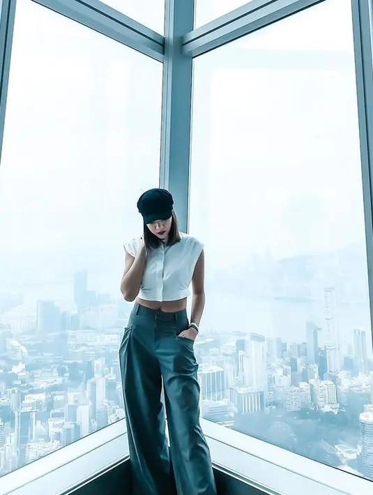 <p>Celana panjang cargo atau berpotongan lebar juga jadi salah satu ciri Baby Jovanca. Celana dengan potongan pinggang tinggi bisa jadi tips aman untuk gaya midriff yang tidak terlalu mengekspos bagian perut. [@babyjvnc]</p>