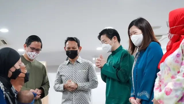 Menteri Keuangan Lawrence Wong dengan sesama anggota Marsiling-Yew Tee GRC Alex Yam, Zaqy Mohamad dan Hany Soh selama acara baru-baru ini di Masjid An-Nur. (Lawrence Wong/Instagram)