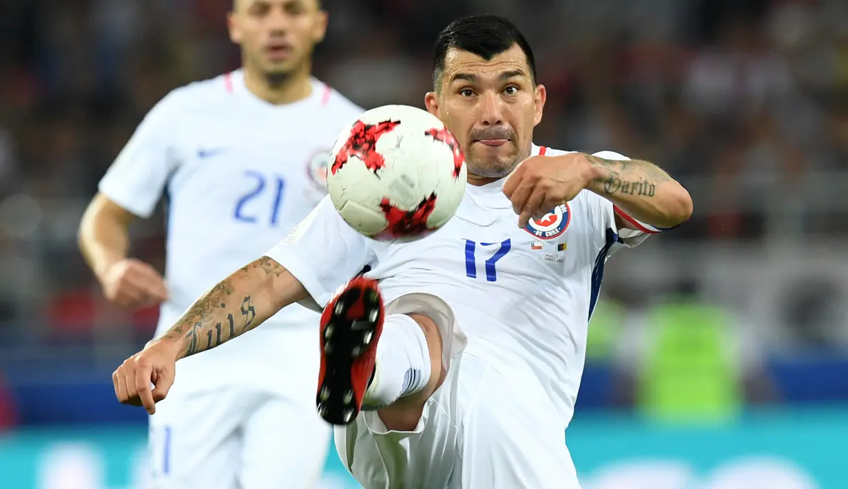Jika Jurgen Klopp membutuhkan tambahan amunisi untuk pemain yang agresif maka, bek Chile, Gary Medel bisa menjadi piliha terbaik untuk The Reds. (AFP/Kirill Kudryavtsev)