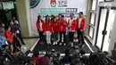 Ketua Umum Partai Solidaritas Indonesia (PSI) Grace Natalie bersama para kader memberikan keterangan kepada awak media saat mendaftarkan PSI sebagai peserta pemilu 2019 ke Komisi Pemilihan Umum (KPU), Jakarta, Selasa (10/10). (Liputan6.com/Johan Tallo)