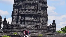 Suasana prosesi Tawur Agung di Candi Prambanan, Klaten, Jateng, Jumat (16/3). Prosesi Tawur Agung ini diikuti oleh ribuan umat Hindu. (Liputan6.com/Gholib)