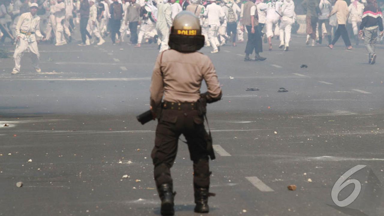 FPI Mengamuk, Polisi Dihujani Batu