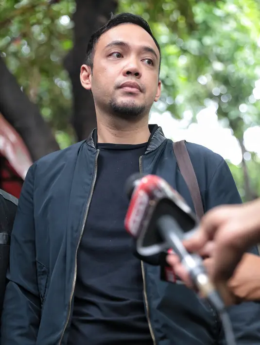 Tidak sendirian, Sandy bersama dengan kuasa hukumnya mendatangi Polda Metro Jaya, pada Selasa (30/1/2018) siang hari. Dikatakannya bahwa ia telah membuat laporan terhadap Tessa Kaunang. (Adrian Putra/Bintang.com)