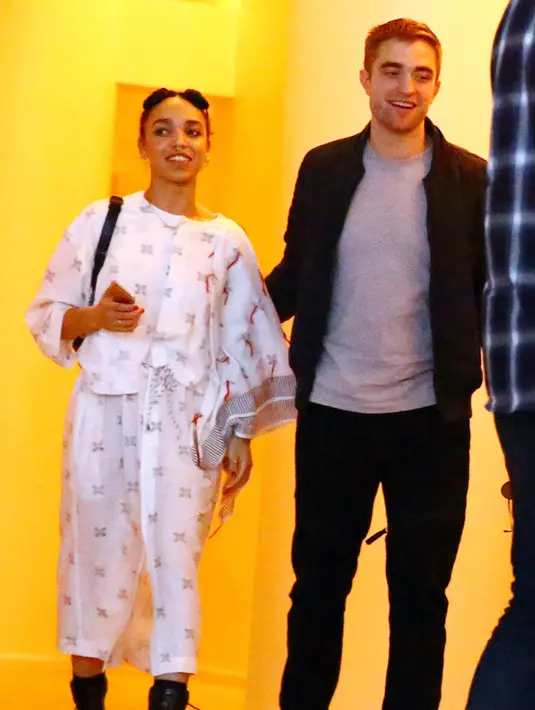 Kekasih Robert Pattinson, Fka Twigs sepertinya ingin melangkahkan hubungan mereka ke jenjang pernikahan. (AFP/Bintang.com)