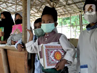Aktivitas para santri di Pesantren Nurul Fattah, Kampung Cisauk, Kabupaten Tangerang, Banten, Senin (7/2/2022). Pesantren non permanen ini baru berdiri 6 bulan dan diprakarsai oleh Ustad Abi Taslim yang berprofesi sebagai sopir truk pasir. (merdeka.com/Arie Basuki)
