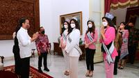 Presiden Jokowi saat menemui Puteri Indonesia 2022, Puteri Indonesia Lingkungan 2022 Cindy May McGuire, dan Puteri Indonesia Pariwisata 2022 Adinda Chresheilla di Istana Kepresidenan Jakarta.