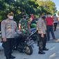 Jajaran Polres Metro Depok bersama aparat TNI menggelar operasi yustisi di Jalan Fly Over UI dari arah Depok menuju Jakarta, Kamis (2/12/2021). (Liputan6.com/Dicky Agung Prihanto)