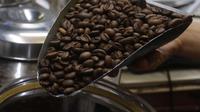 Aktivitas peekrja di salah satu gerai kopi di Jakarta, Jumat (19/11/2021). Data Gabungan Eksportir Kopi Indonesia (Gaeki) mencatat ekspor kopi secara Nasional sepanjang Januari-Juli 2021 mencapai 294.243 ton atau naik 2,63% dibandingkan dengan periode yang sama tahun lalu (Liputan6.com/Angga Yuniar
