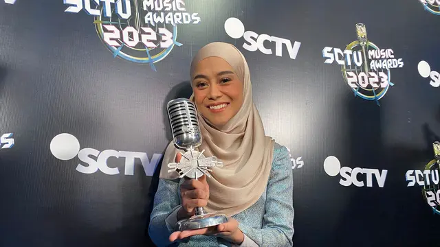 Lesti Kejora saat menerima penghargaan di SCTV Music Awards 2023