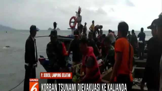 Warga dievakuasi menggunakan tiga perahu motor milik nelayan. Pihak TNI dan polisi yang mengevakuasi memprioritaskan warga yang sedang sakit, wanita, dan balita untuk diangkut lebih awal.