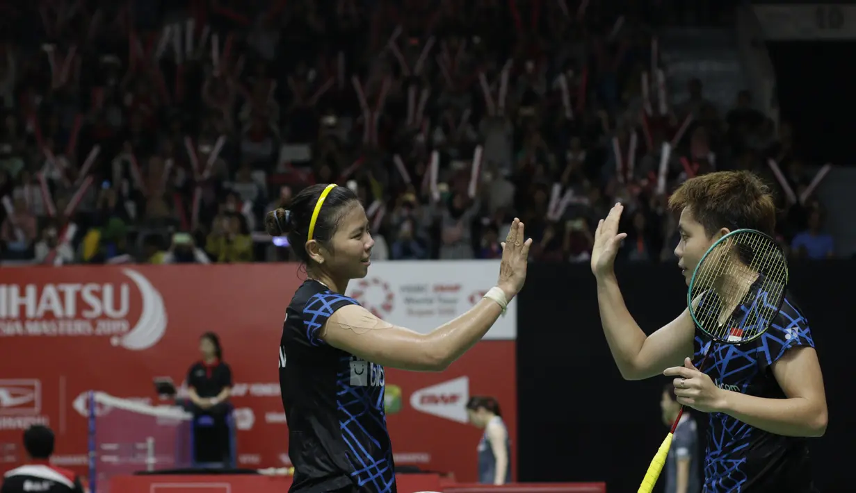 Pebulutangkis Indonesia, Greysia Polii / Apriyani Rahayu, merayakan kemenangan atas pasangan Bulgaria pada Indonesia Masters 2019 di Istora Senayan, Jakarta, Rabu (23/1). Greysia / Apriyani lolos ke babak kedua. (Bola.com/M. Iqbal Ichsan)