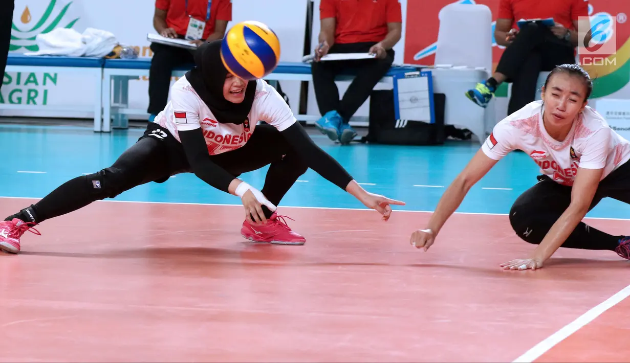 Pevoli putri Indonesia Wilda Siti Nurfadhilah (kiri) bersama Amalia F Nabila berusaha menahan bola saat melawan Korea pada perempat final voli putri Asian Games 2018 di Tennis Indoor GBK, Rabu (29/8). Indonesia kalah 0-3. (Liputan6.com/Helmi Fithriansyah)