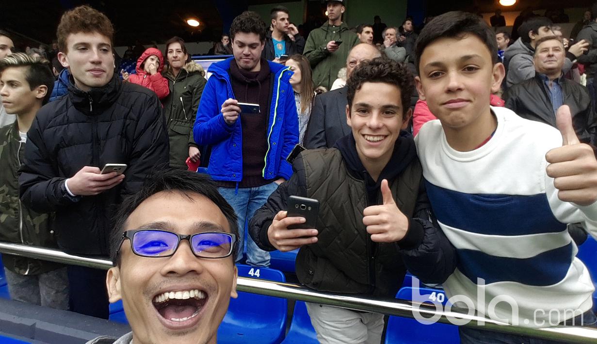 Fans cilik berfoto bersama sebelum mendukung tim kesayangannya Deportivo La Coruna berlaga melawan Barcelona di Stadion Riazor. (Bola.com/Okky Herman Dilaga)