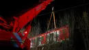 Petugas mengevakuasi rangkaian kereta komuter S-bahn yang tabrakan di Schaeftlarn di distrik Munich, Jerman pada 14 Februari 2022. Bagian depan kereta saling menghantam satu sama lain saat melaju di satu jalur lintasan. (MICHAELA REHLE / AFP)