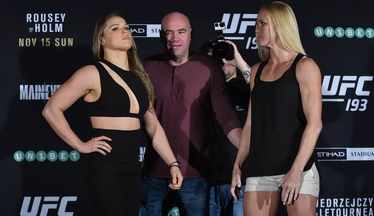 Holly Holm (kanan) berhadapan dengan calon lawannya pemegang gelar kelas batam UFC Women, Ronda Rousey. (AFP Photo/Paul Crock)